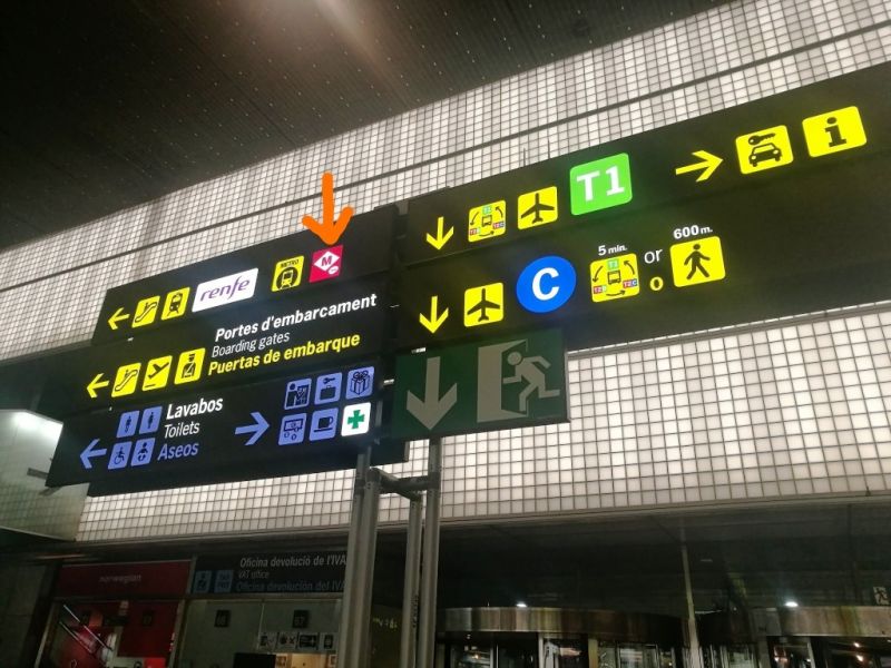 Указатели метро в аэропорту