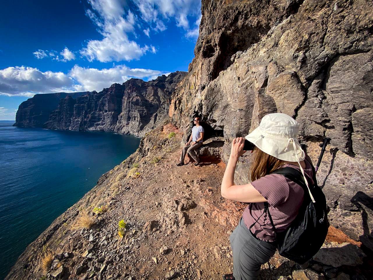 Дівчата фотографуються на Skywalk Trail біля містечка Los Gigantes у поході по Тенеріфе з KULUAR