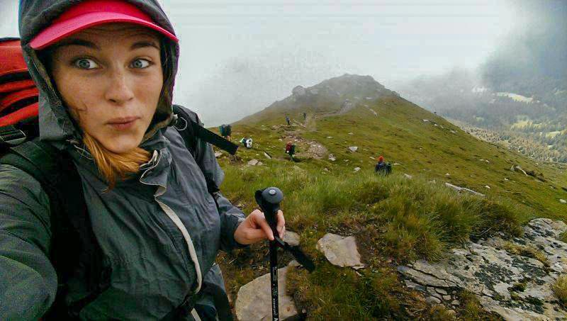 Дівчина підіймається на Говерлу у поході разом з клубом KULUAR