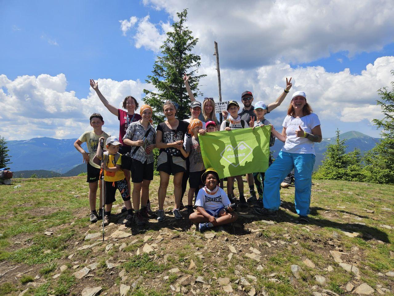 Діти в горах